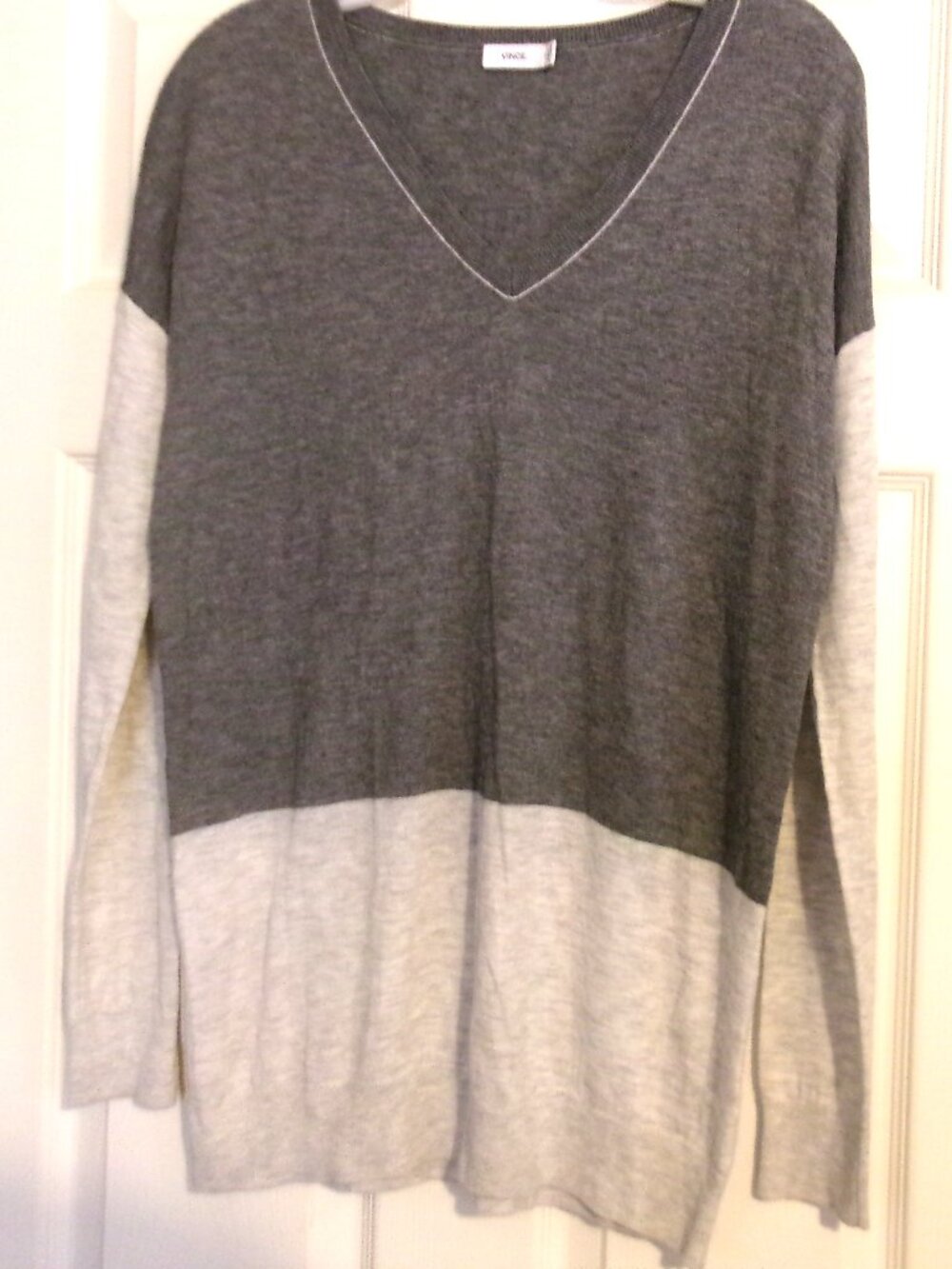 VINCE Soft Lightweight Vee-Neck Sweater Merino Wool Blend Size XS